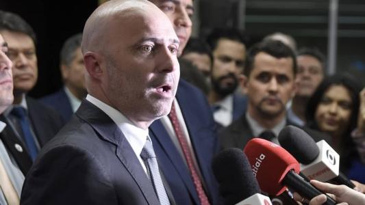 Uma ala do governo defende, por exemplo, que ele "abra espaço" em cargos de indicados por partidos ao ex-secretário Igor Eto e facilite novas articulações promovidas por Valadares