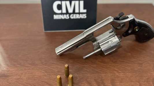 Uma arma calibre .38 foi apreendida com o suspeito