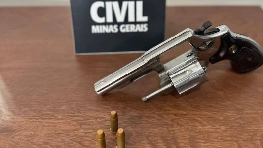 Uma arma calibre .38 foi apreendida com o suspeito