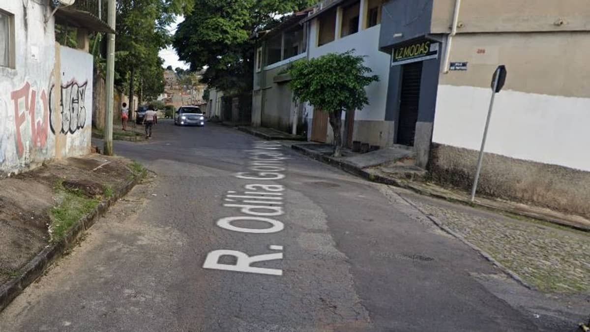Homens encapuzados atiram na rua e um acaba ferido 'sem querer' no ombro esquerdo 
