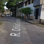 Homens encapuzados atiram na rua e um acaba ferido 'sem querer' no ombro esquerdo 