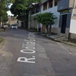 Homens encapuzados atiram na rua e um acaba ferido 'sem querer' no ombro esquerdo