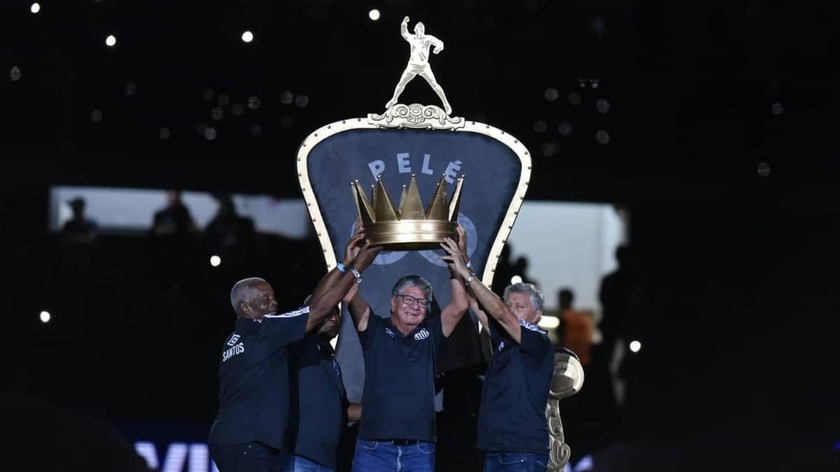 Em noite de homenagens a Pelé, Santos vence no Paulista