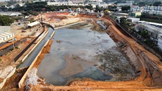 Uma das bacias que será construída para receber águas das chuvas e evitar enchentes