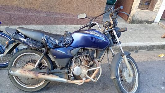 Uma das motos abandonadas