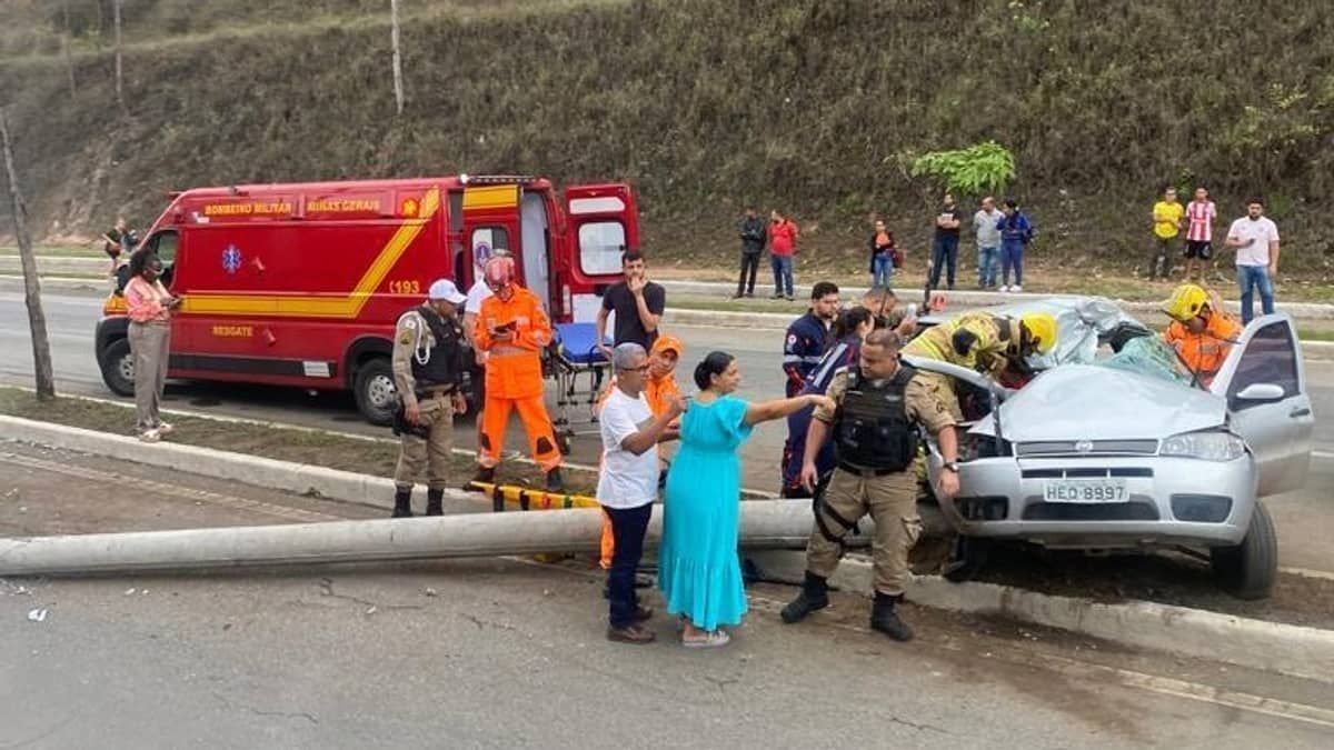 Mulheres ficam feridas após carro bater em poste no interior de Minas; veja imagens  