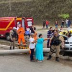 Mulheres ficam feridas após carro bater em poste no interior de Minas; veja imagens  