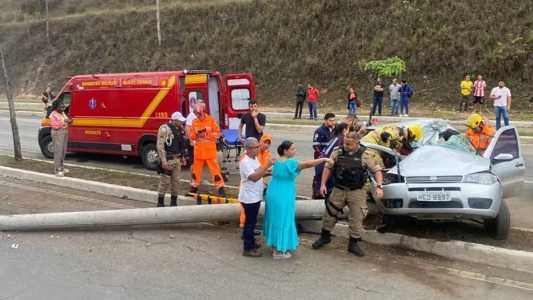 Uma das mulheres ficou presas às ferragens; acidente foi registrado em Ipatinga