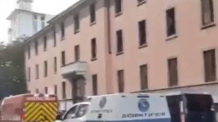 Uma dúzia de ambulâncias, caminhões de bombeiros e uma van funerária estavam estacionados perto do prédio.