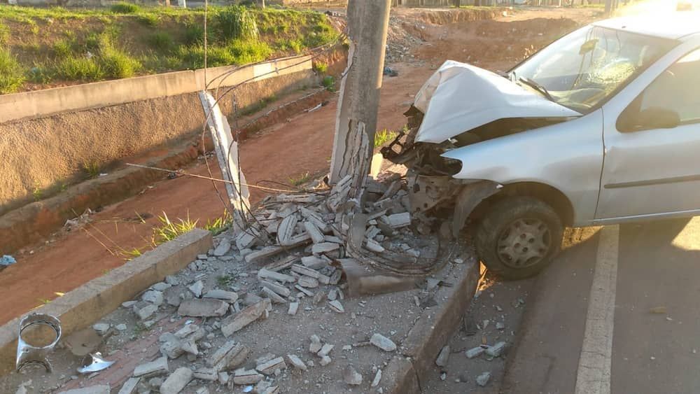 Carro bate em poste na Via Expressa de Contagem 