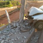 Carro bate em poste na Via Expressa de Contagem 
