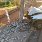 Carro bate em poste na Via Expressa de Contagem
