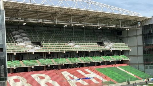 Uma equipe especial estenderá a camisa gigante da arquibancada