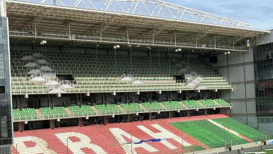 Uma equipe especial estenderá a camisa gigante da arquibancada