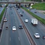Carro tomba no Anel Rodoviário, em BH, e fecha uma faixa 
