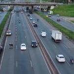 Carro tomba no Anel Rodoviário, em BH, e fecha uma faixa