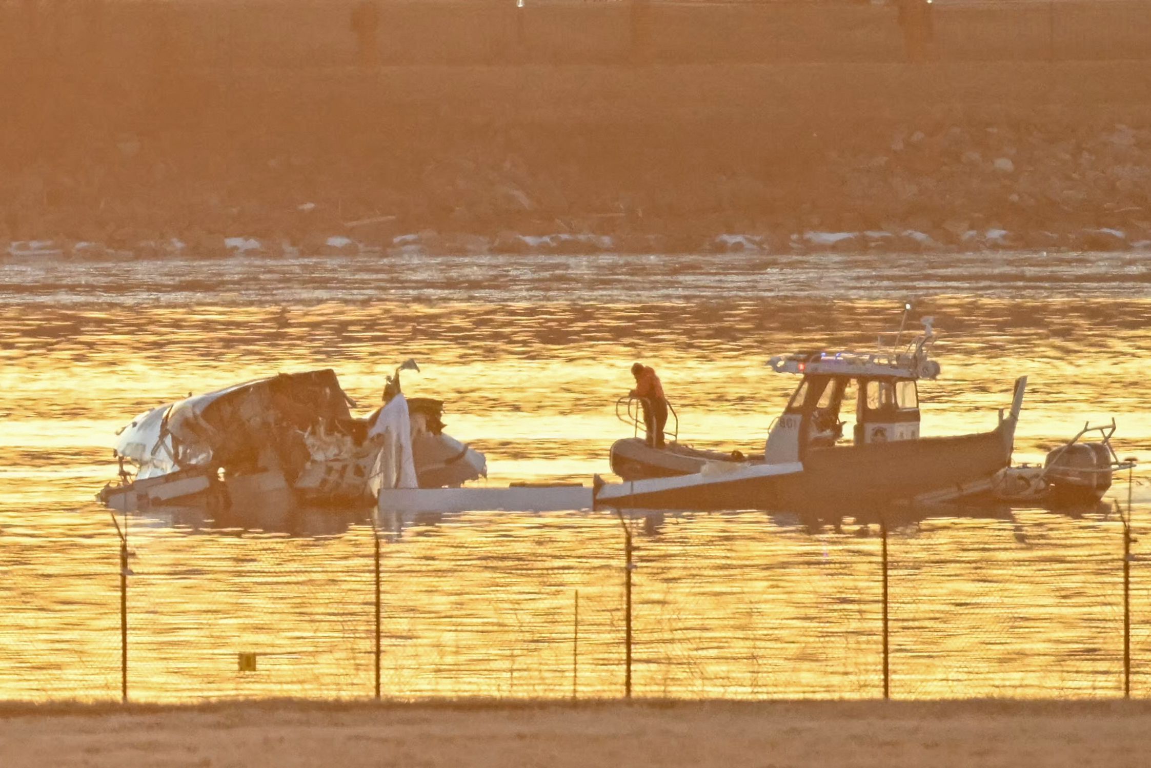 Veja fotos do acidente entre helicóptero e avião em Washington D.C, nos EUA