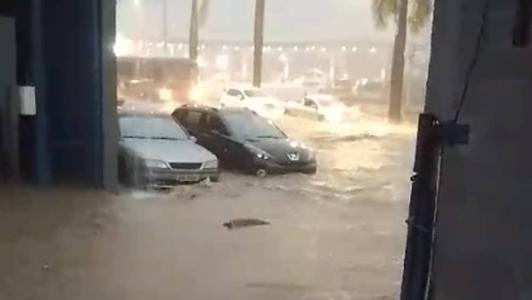 Uma grande enchente toma as ruas da cidade