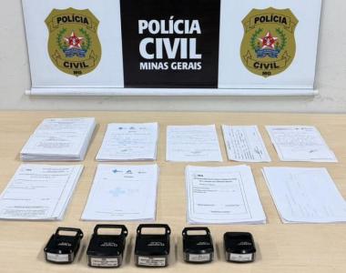 Uma grande quantidade de documentos falsos foi apreendida na casa da investigada