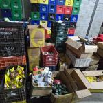 Galpão com toneladas de bebidas e alimentos vencidos é interditado em BH