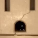 Mulher encontra câmera escondida em banheiro de hospedagem 