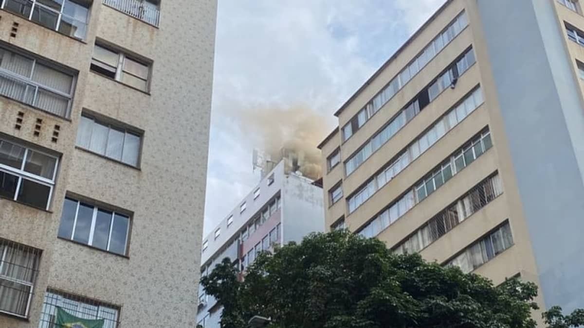 Edifício comercial pega fogo no Centro de Belo Horizonte