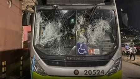 Uma pessoa morreu em ataque a pedras e explosivos a um ônibus com torcedores da Galoucura em novembro de 2021