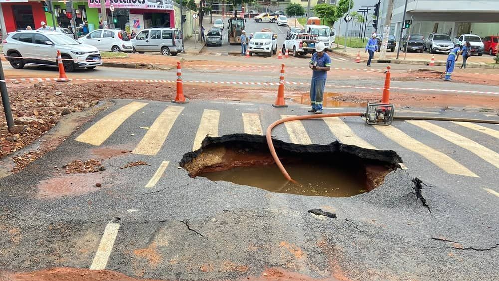 Rompimento de adutora deixa bairros sem água e cratera no Barreiro; veja imagens e regiões afetadas