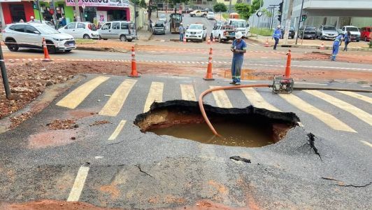 Uma pessoa quase caiu no buraco
