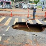 Rompimento de adutora deixa bairros sem água e cratera no Barreiro; veja imagens e regiões afetadas