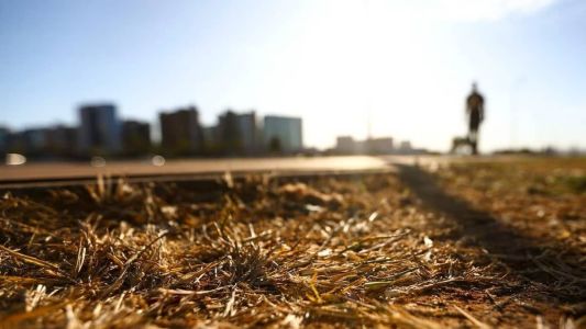 Umidade relativa do ar varia entre 30% e 20%; alerta do Inmet é válido até às 18h deste sábado