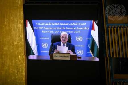 Mahmoud Abbas (na tela), Presidente do Estado da Palestina, discursa no debate geral da octogésima sessão da Assembleia Geral.