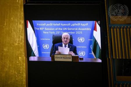 Mahmoud Abbas (na tela), Presidente do Estado da Palestina, discursa no debate geral da octogésima sessão da Assembleia Geral.