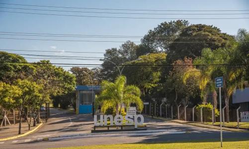 Foto da portaria da UNESP