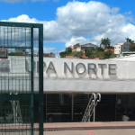 Homem armado com faca de açougueiro ameaça funcionários e clientes em comércio de BH