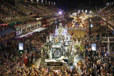 Segundo dia de desfiles das escolas de samba do Rio de Janeiro