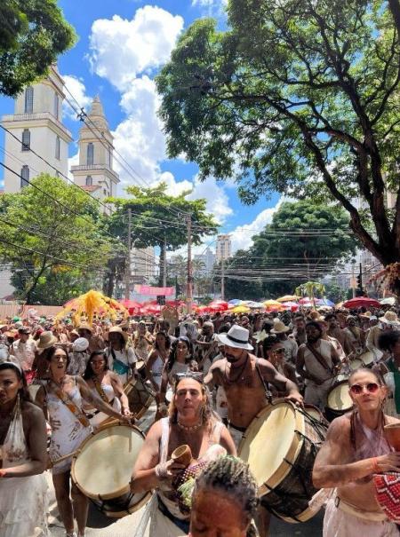 Bloco Unidos do Barro Preto desfilou nesta segunda-feira (16) na Avenida Augusto de Lima, em BH