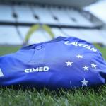 Narrador elege camisa do Cruzeiro a 'mais bonita do Brasil' e manda recado a Ronaldo