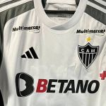 Fluminense x Atlético: Galo estreia camisa branca e incentiva doação de sangue
