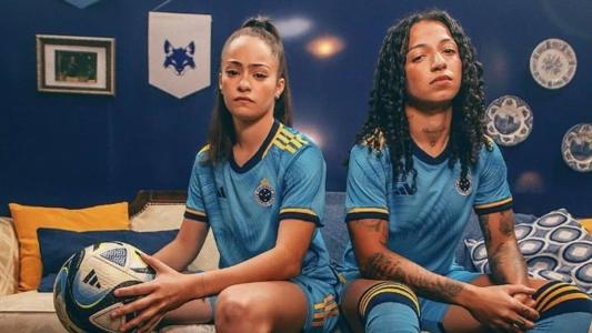 Uniforme três para a temporada 2023 é azul claro, com detalhes em amarelo e azul escuro