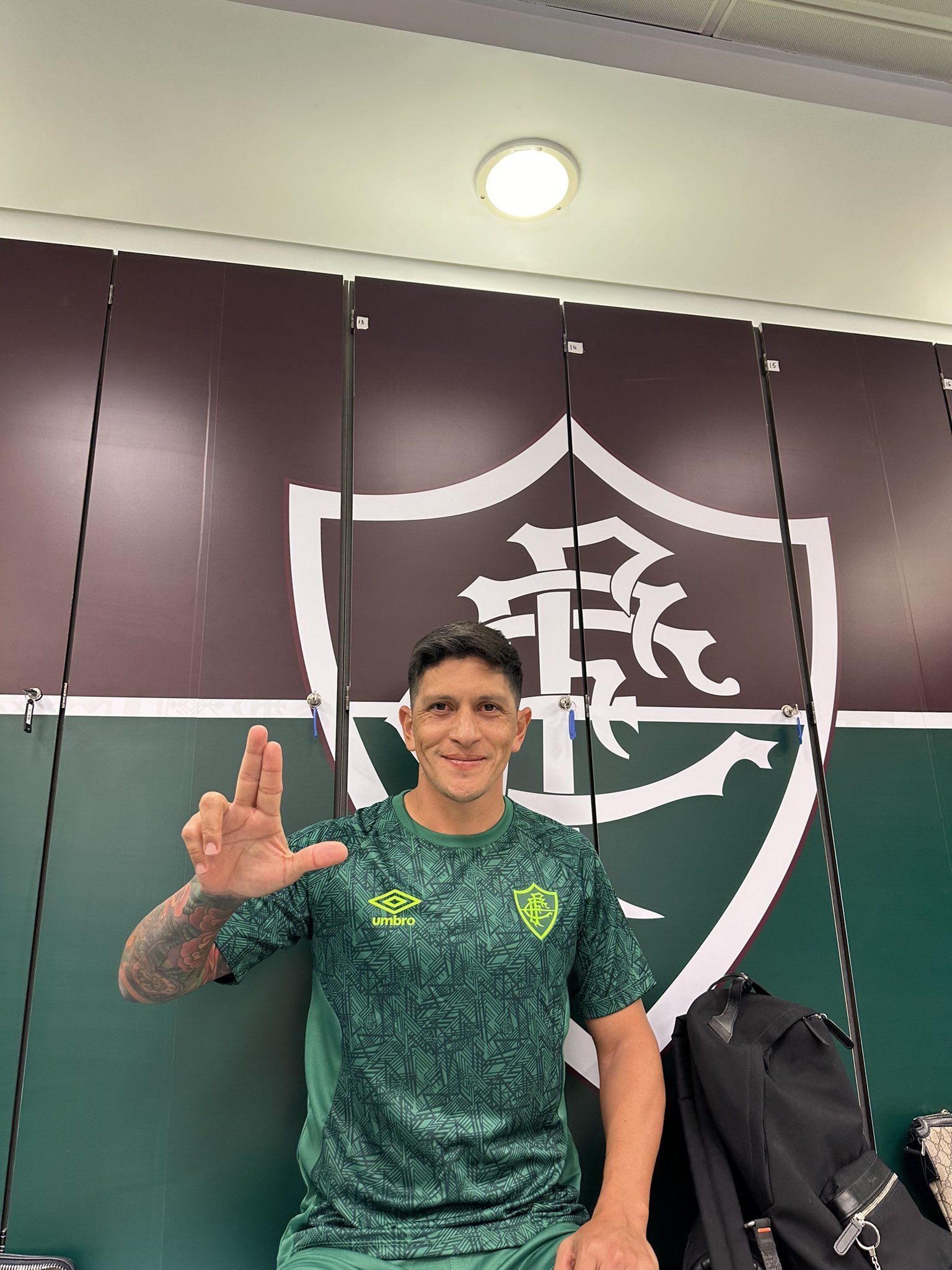 Fluminense treina na Arábia Saudita e divulga novos uniformes na atividade