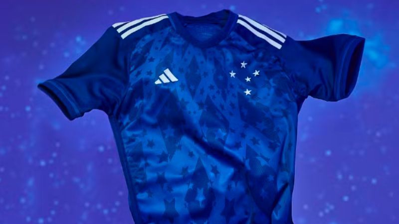 Comentarista da Globo se derrete por camisa do Cruzeiro: 'Das mais bonitas do mundo'