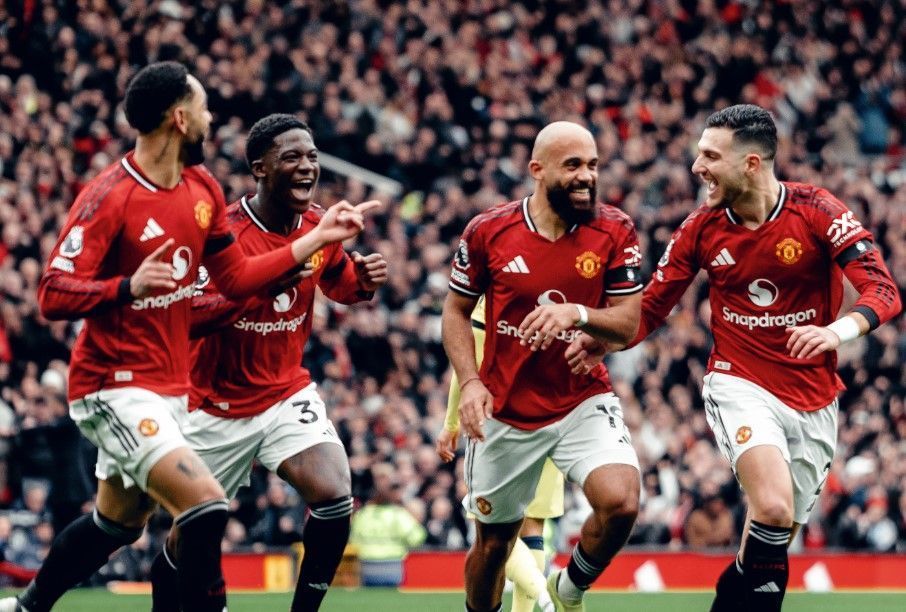 United bate Tottenham, emenda quarta vitória e se consolida no G4 da Premier League