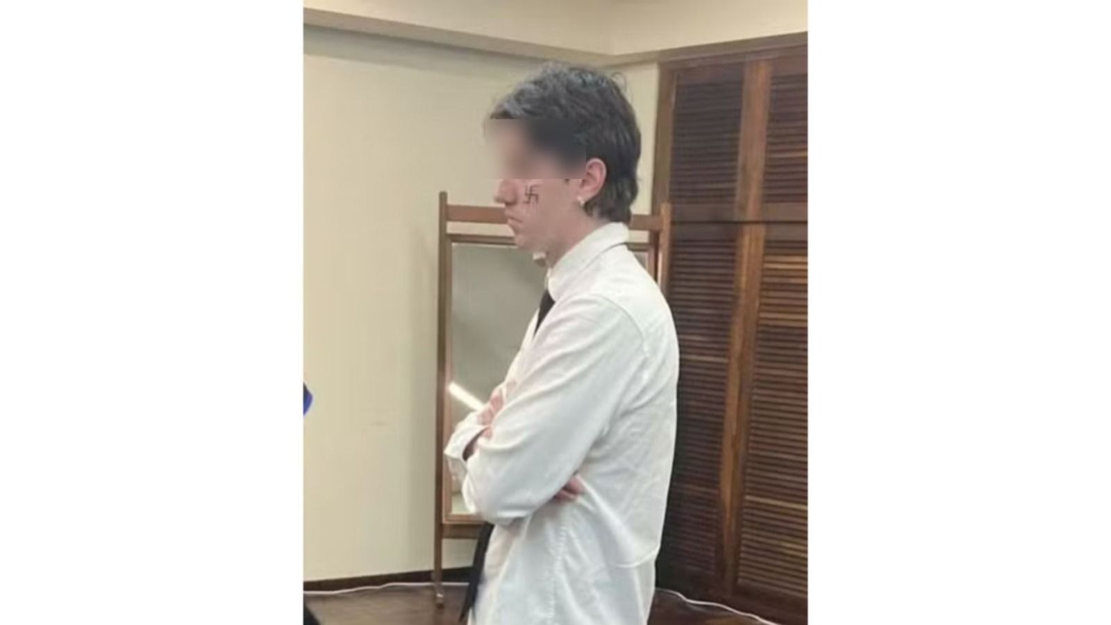 Aluno tatuado com símbolo nazista é proibido de colar grau por universidade