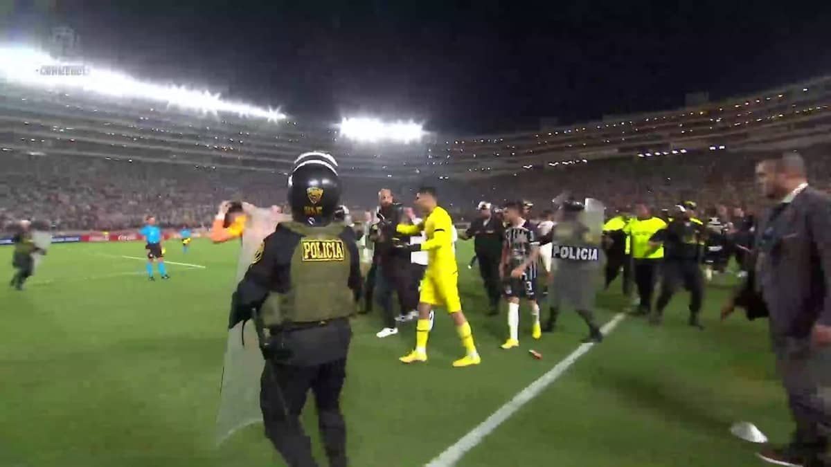 Universitario x Corinthians: veja a confusão no jogo da Sul-Americana
