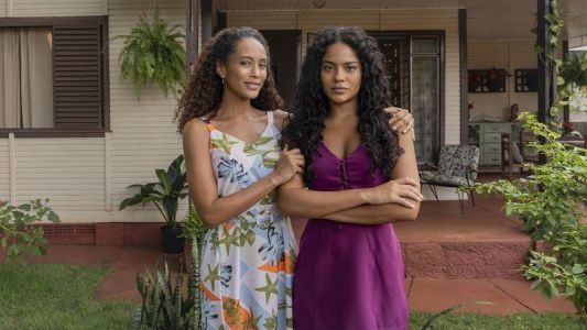 Taís Araujo e Bella Campos como Raquel e Maria de Fátima