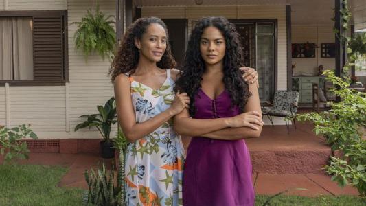 Taís Araujo e Bella Campos como Raquel e Maria de Fátima
