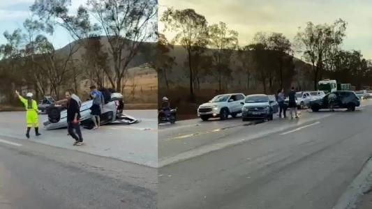 Uno capotou em acidente com outros dois veículos