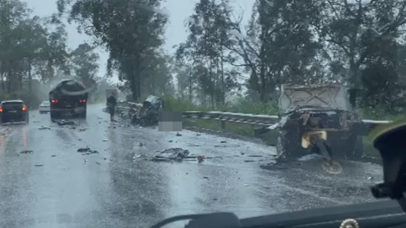 Vídeo: carro se parte ao meio e fica destruído após batida com carreta na BR-040
