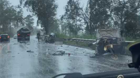 Foto mostra acidente entre carro e carreta na BR-040